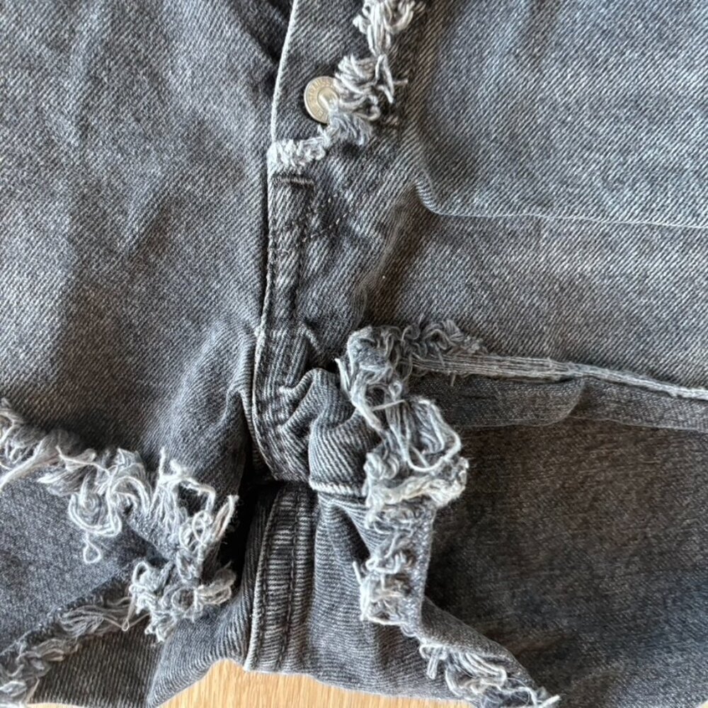 Levi’s high rise faded black raw hem button fly shorts 34" - Picture 4 of 7